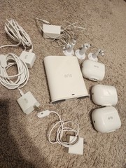 Arlo VMB4540 Wireless Security System with 3 Cameras and chargers